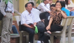 Cảm động hình ảnh cha mẹ mòn mỏi chờ thí sinh ứng thí